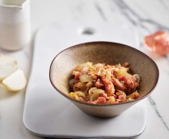 Zwiebeln und Speckwürfel anbraten