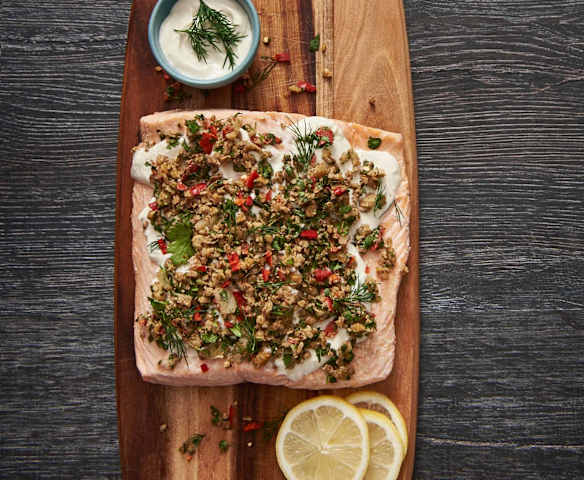 Salmón con aderezo de yogur