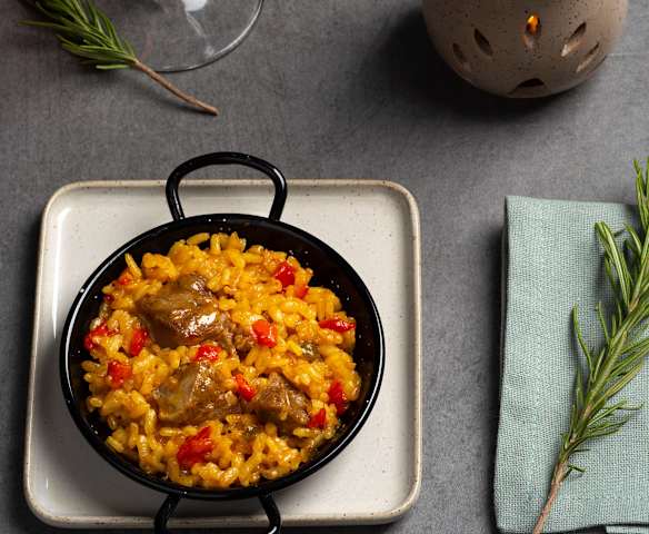 Arroz en textura de paella con carrillera ibérica y aroma de romero
