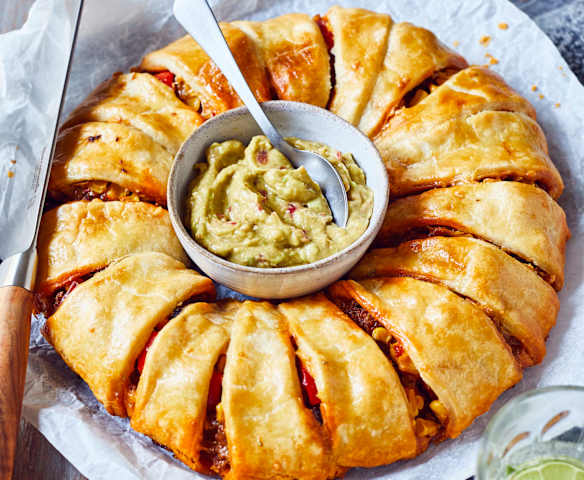 Mexikanischer Partyring mit Guacamole