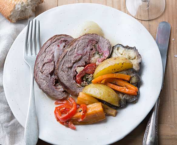 Ternera rellena con guarnición de verduras