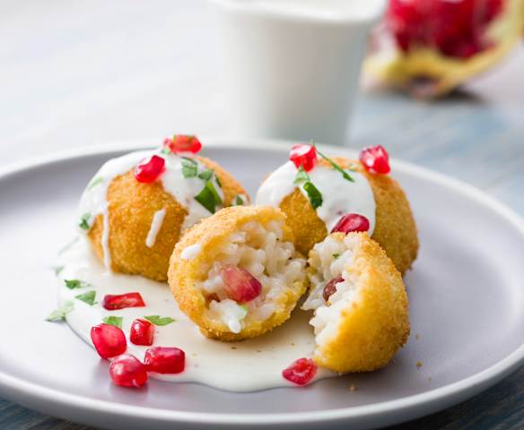 Arancini con granada y fondue de queso de cabra