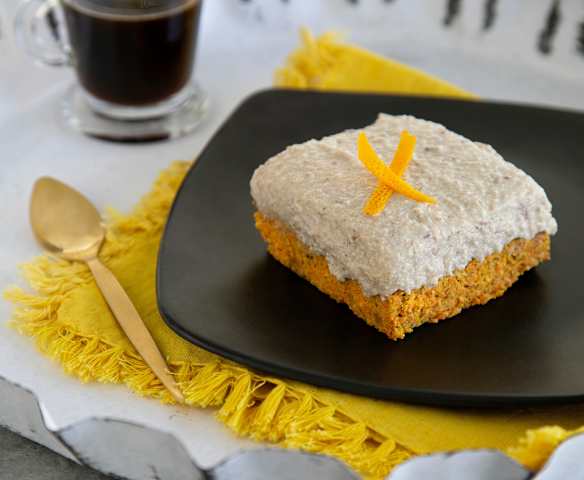 Ωμοφαγικό κέικ καρότου με γλάσο κρέμας από κάσιους