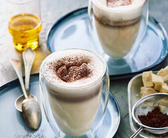 Heiße weiße Schokolade mit Vanillelikör