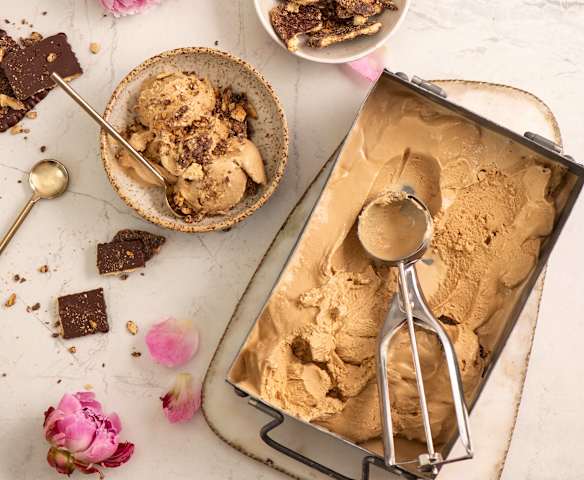 Deser lodowy z kawałkami ciastek