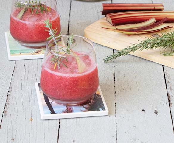 Rhubarb and ginger gin fizz