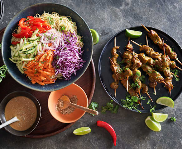 Wołowy satay z kolorowym makaronem (TM6, TM7)