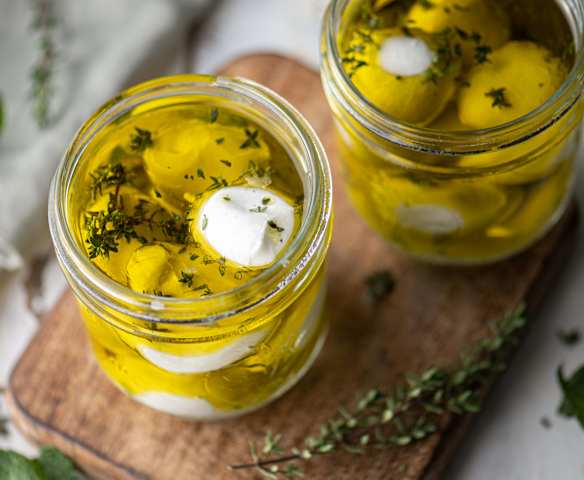 Bocconcini di formaggio alle erbe sott'olio