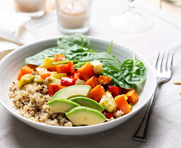 Quinoa con verduras asadas y aguacate