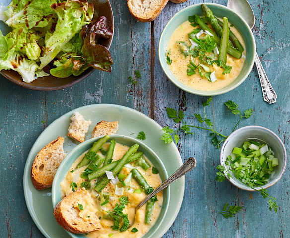 Œufs brouillés aux asperges et oignons verts