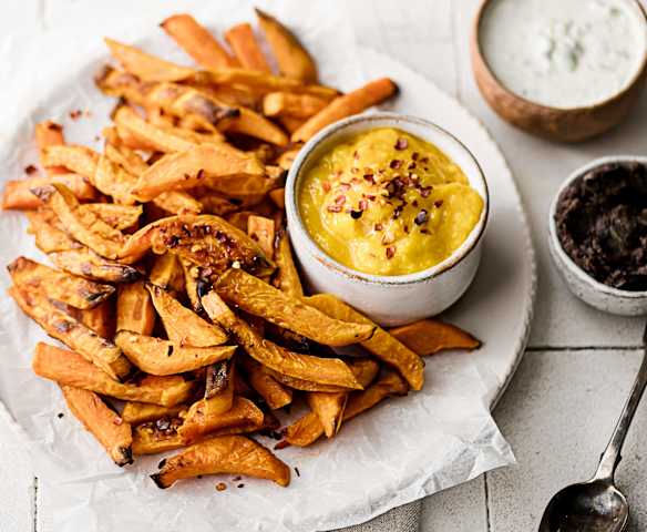 Patate dolci al forno con salse dip (cetriolini, mango, fagioli neri)