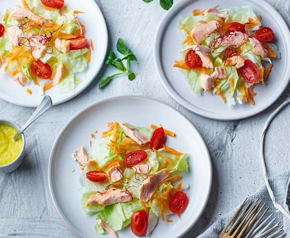 Insalata di salmone con dressing al mango