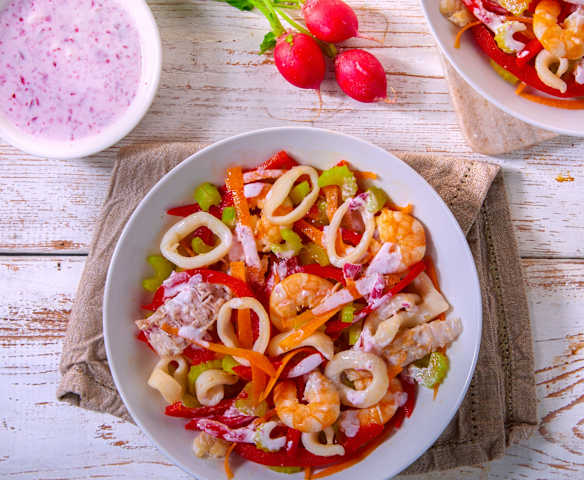 Insalata di mare con salsa allo yogurt e ravanelli