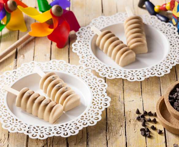 Ghiaccioli cremosi al caffè con gocce di cioccolato