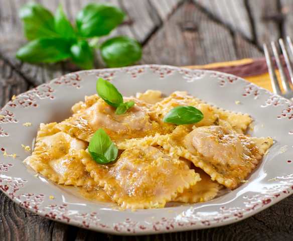Ravioli con cuore di nduja e pesto di melanzane