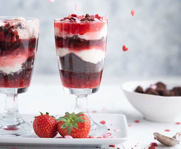 Dessert ai frutti rossi e crumble al cioccolato piccante