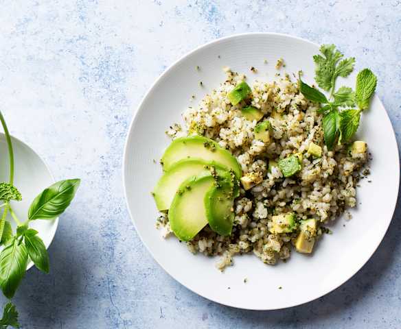 Ensalada de arroz con hierbas aromáticas, frutos secos y aguacate
