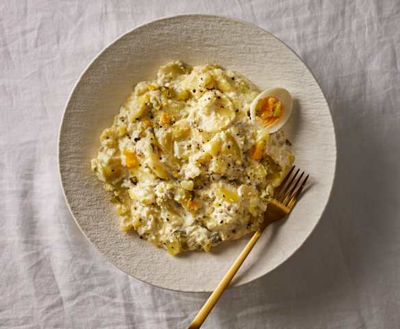 Kartoffelsalat mit Mayonnaise und Eiern