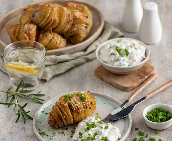 Ziemniaki Hasselback i dip z serem pleśniowym Ziemniaki Hasselback i dip z serem pleśniowym