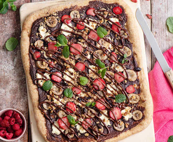 Pizza pełnoziarnista z owocami i kremem orzechowo-kakaowym