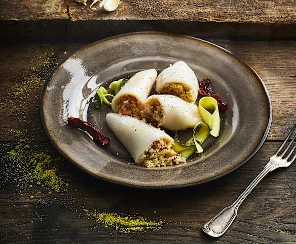 Calamari ripieni di cous cous e gamberoni sottovuoto