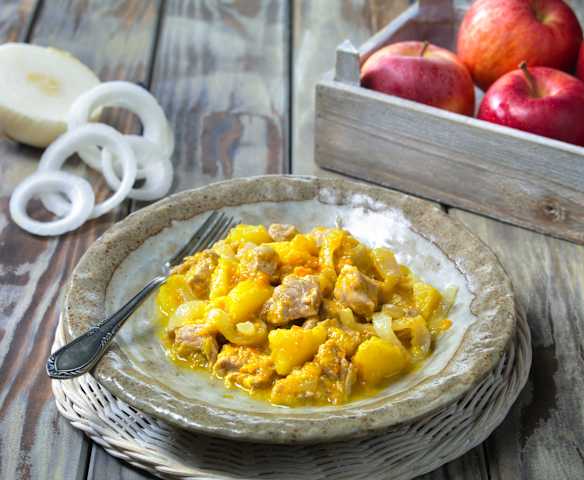 Spezzatino di maiale, mele e cipolle