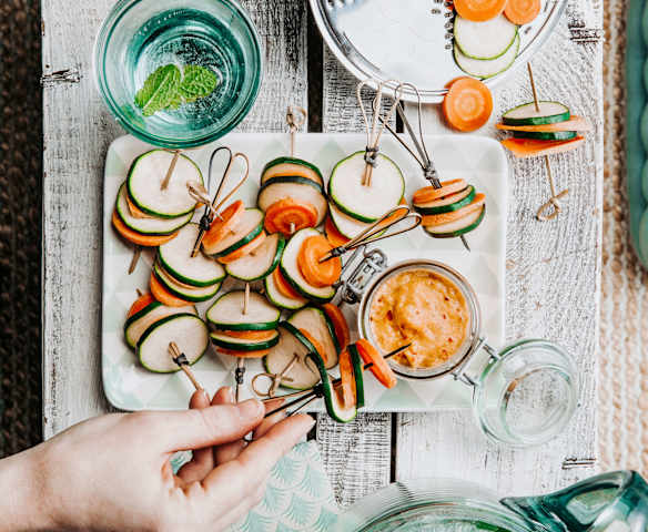 Brochettes de légumes et sauce au curry