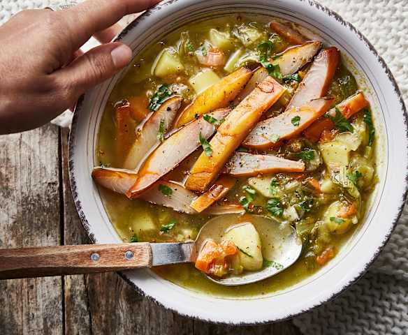Soupe au chou, carotte, pommes de terre et haddock fumé