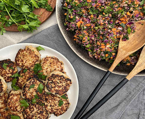 Kalkunfrikadeller med grønkålssalat Kalkunfrikadeller med grønkålssalat