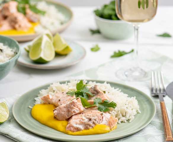 Łosoś w sosie mango curry z ziołowym ryżem