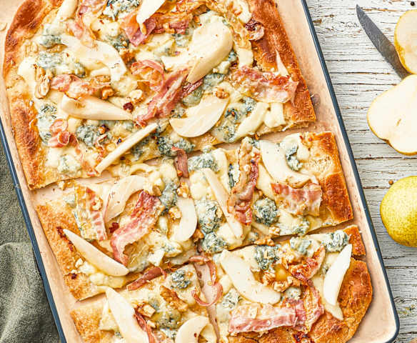 Pizza z serem pleśniowym, gruszkami i orzechami włoskimi Pizza z serem pleśniowym, gruszkami i orzechami włoskimi