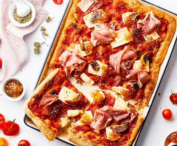 Pizza multicereali con Brie, prosciutto crudo e confettura di fichi Pizza multicereali con Brie, prosciutto crudo e confettura di fichi