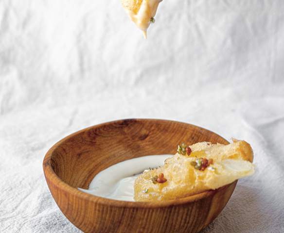 Szparagi w tempurze z serowym fondue