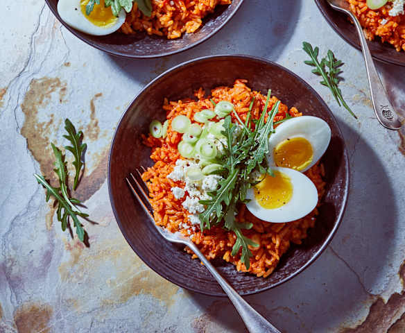 Reis-Bowl mit gekochten Eiern