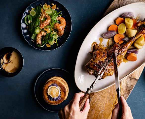 Menú: Espinacas con gambones. Volovanes de lombarda y queso de cabra. Cordero asado. Vasitos de turrón