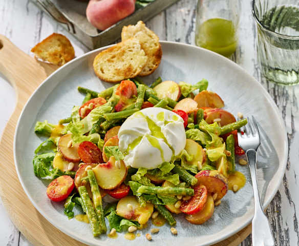 Burrata mit Pfirsich-Bohnen-Salat und Kräuteröl