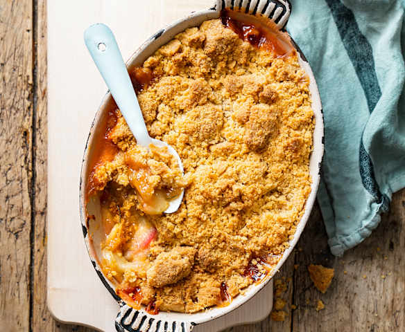 Crumble aux pêches et au romarin