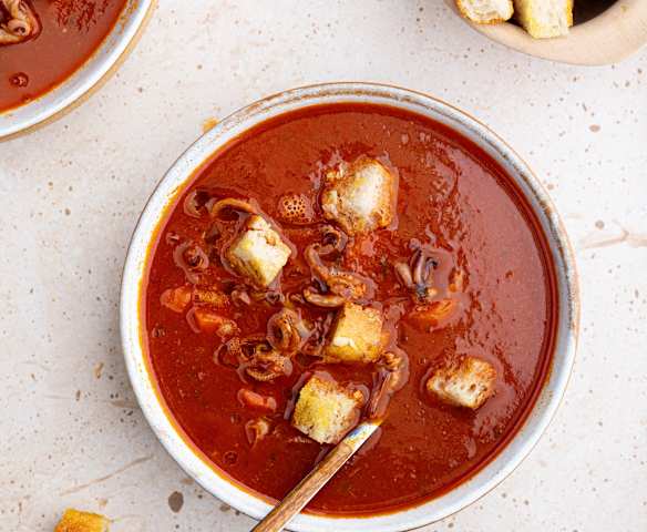 Sopa de calamar a la paprika con crutones TM6