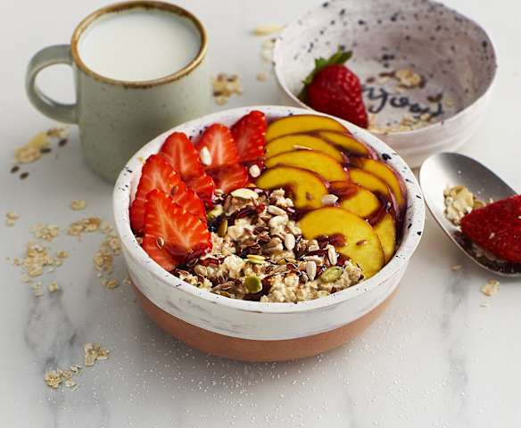Porridge con bevanda a base di soia e frutta fresca