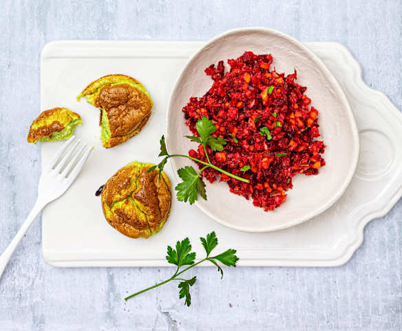 Peterli-Soufflé aus dem Nester mit Rohkostsalat