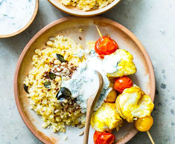 Brochettes de cabillaud, boulgour et sauce au yaourt