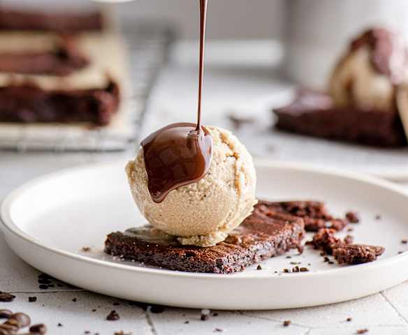 Gelado vegan de coco e café com brownies e molho de chocolate