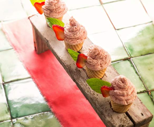 Cornete cu mousse de căpșune