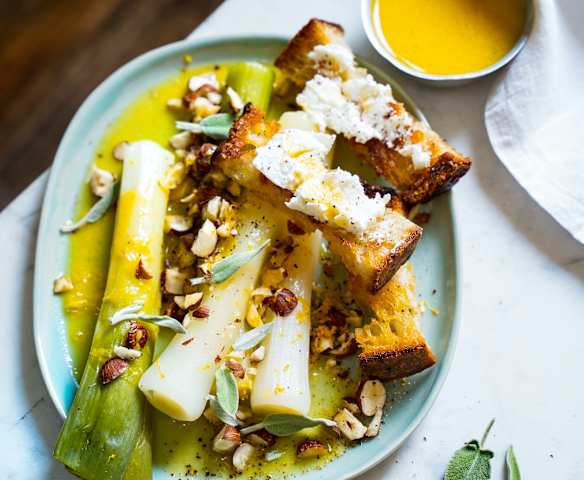 Poireaux vinaigrette à l’orange, croûtons et chèvre frais