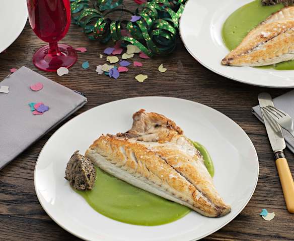 Dorada a la plancha con crema de guisantes y tapenade