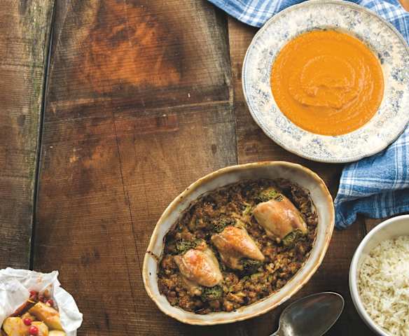 Creme de legumes, coxas de frango recheadas, arroz e maçãs ao vapor Creme de legumes, coxas de frango recheadas, arroz e maçãs ao vapor