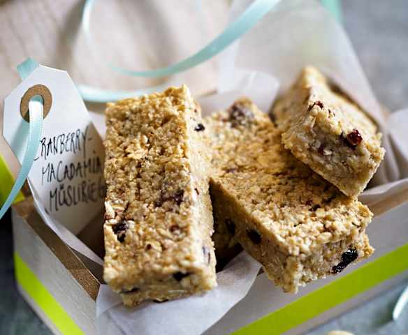 Batoane granola cu merișoare și nuci de macadamia Batoane granola cu merișoare și nuci de macadamia