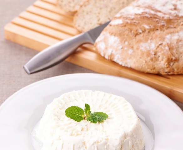 Queijo fresco e pão de cereais