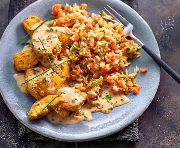Hähnchen mit Zucchini-Möhren-Reis