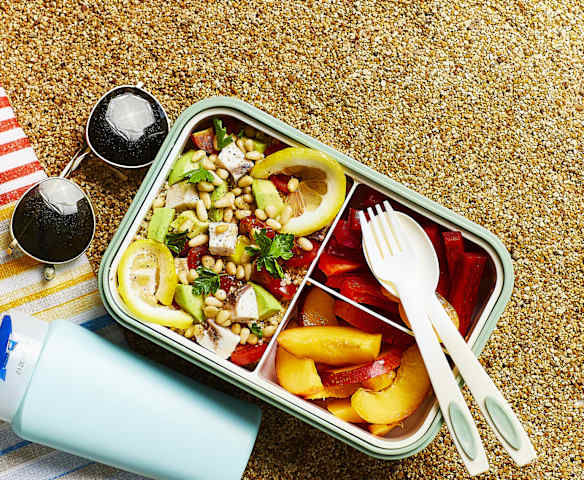 Insalata di quinoa, pesce spada e verdure